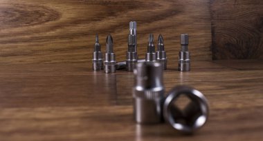 Araba tamir üstünde okul sırası için parlak metal anahtar kümesi