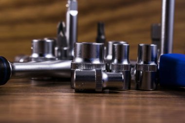 Araba tamir üstünde okul sırası için parlak metal anahtar kümesi