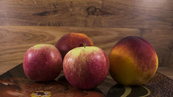 Jablka Broskve Zdravé Potraviny Pro Vegetariány Stůl — Stock fotografie