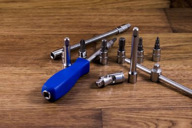 tornavida onarım araçları ahşap çok yaptım tablo üzerinde bir dizi