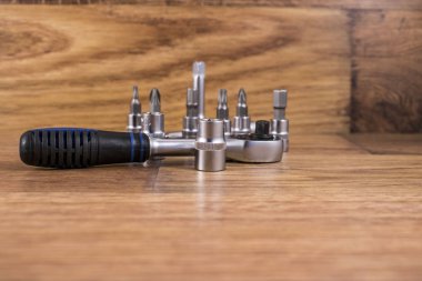 krom kaplama parlak ahşap masa onarım araçları