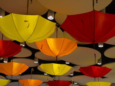 şemsiye çok farklı renkler tavan lambaları üzerinde tartmak