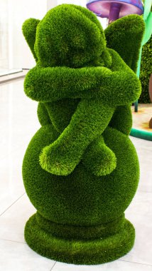 Alışveriş Merkezi yeşil çim büyük heykeli