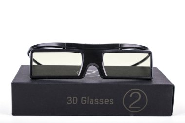 siyah 3d gözlük izlemek için