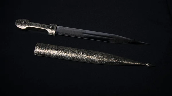 Espada Punhal Fundo Preto — Fotografia de Stock