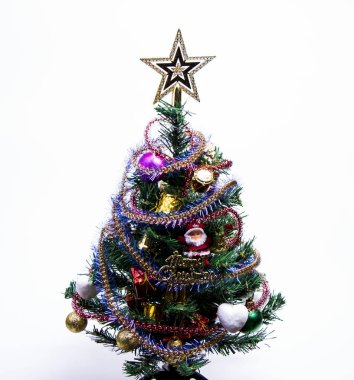 Noel ağacı Noel yılbaşı için giyinmiş