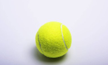 Beyaz arkaplanda tenis topu