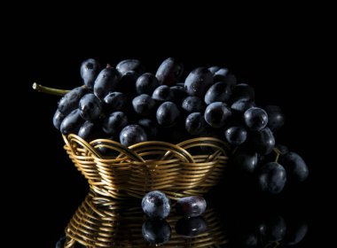 bir plaka fotonun üzerinde üzüm demet