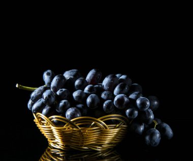 bir plaka fotonun üzerinde üzüm demet