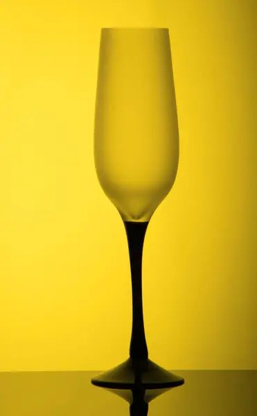Copo Vinho Fundo Amarelo — Fotografia de Stock