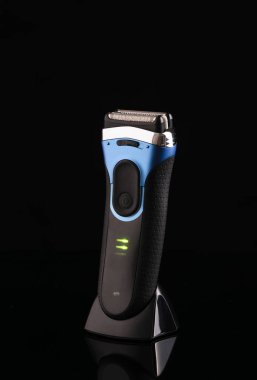 siyah bir zemin üzerine elektrik mavisi