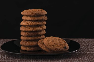 yulaf ezmeli kurabiye kahvaltı için bir plaka üzerinde