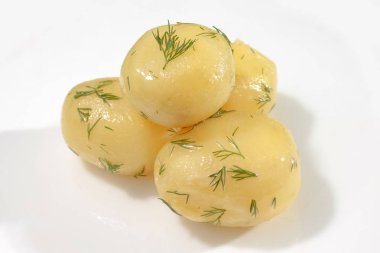Haşlanmış patates beyaz arka plan