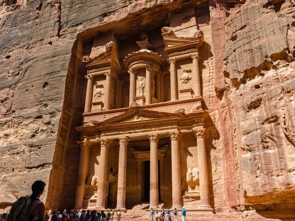 Petra Nın Ünlü Hazinesi Her Zaman Bir Sürü Turistin Olduğu — Stok fotoğraf