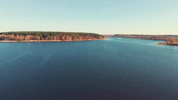 Vue de dessus de la rivière avec des forêts le long de la rivière 