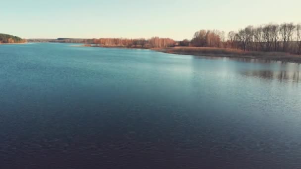 Αεροφωτογραφία του ένα μεγάλο ποτάμι — Αρχείο Βίντεο