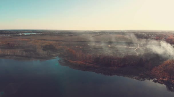 Baharda yanan bir river Side havadan görünümü — Stok video