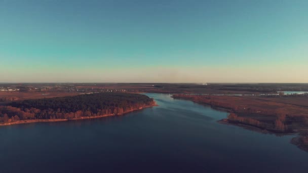 Bovenaanzicht van grote rivier met mooi landschap Stockvideo