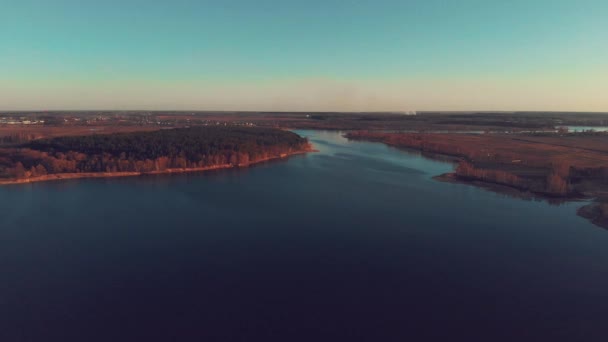 Letecký pohled na velká řeka, která teče v blízkosti lesa — Stock video