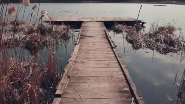 Nehri üzerinde ahşap bir geçit resmini Dolly