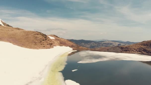 Vista panorámica del lago de montaña — Vídeo de stock