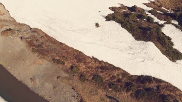 Vue de dessus d'un magnifique lac de montagne — Video