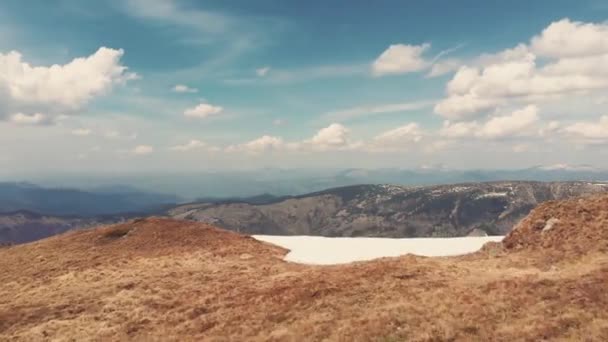 Снимок горных склонов с помощью воздушной куклы — стоковое видео