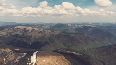 Panoramik dağ yamaçları ile ahşap kaplı
