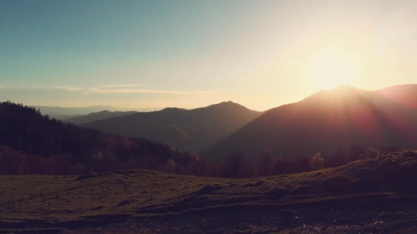 Vista aérea da montanha no nevoeiro — Vídeo de Stock