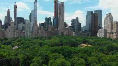 Kentsel sahne. Yüksek gökdelenler ve büyük parkı ile modern şehir görünümünü hava panorama