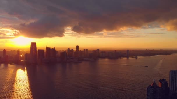 Вид сверху на закат над Нью-Йорком — стоковое видео