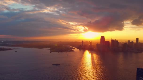Luchtfoto van zonsondergang over New York — Stockvideo