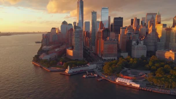 Uzun boylu gökdelenler Manhattan'ın panoramik — Stok video