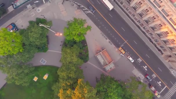 Bovenaanzicht van Battery park in de buurt van metrostation — Stockvideo