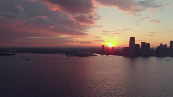 Vista panorámica de la puesta de sol sobre Nueva York — Vídeo de stock