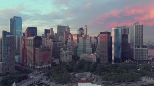 Повітряні Доллі постріл з Баттері-парку в Нью-Йорку — стокове відео