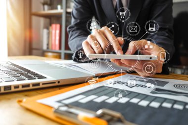 Büyük veri analytics iş destek sistemleri (BI) kavramı ile. Vr grafik ile beyaz Resepsiyon ve grafik simge ile cep telefonu ve dizüstü bilgisayar kullanarak iş adamı