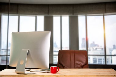 Çalışma alanı Office masaüstü bilgisayar rahat çalışma tablosu ile.