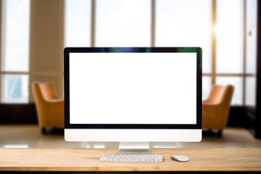 Bilgisayar monitörü, klavye, boş ekran kahve Kupası parlak office odası iç tabloda ile çalışma alanı.