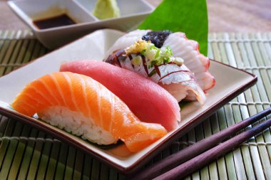 Suşi somon ve ton balığı suşi karides ve wasabi beyaz plate.selective odak üzerinde