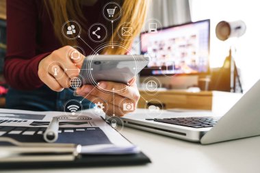  Mobil ödemeler için akıllı telefon kullanan bir kadın çevrimiçi alışveriş, Omni kanalı, masada oturan, sabah ışığı için sanal simge grafik arayüzü ekranı