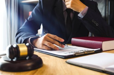 Adalet ve hukuk kavramı. Erkek Yargıç bir mahkemede tokmak, çalışma, dijital tablet bilgisayar yerleştirme klavye, Gözlük, ahşap masa 