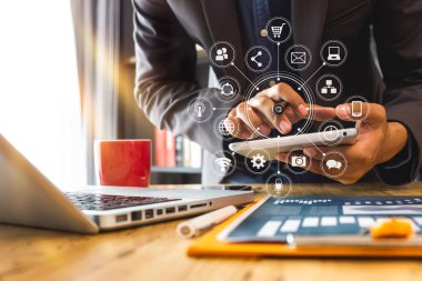 Büyük veri analytics iş destek sistemleri (BI) kavramı ile. Vr grafik ile beyaz Resepsiyon ve grafik simge ile cep telefonu ve dizüstü bilgisayar kullanarak iş adamı
