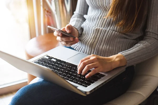 Podnikatelka Ručně Pomocí Chytrého Telefonu Tabletu Platby Online Nakupování Omni — Stock fotografie