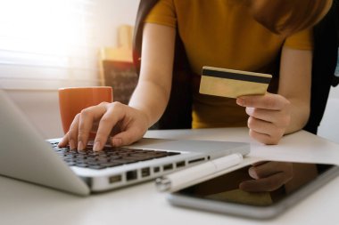 İş kadını elleri akıllı telefon kullanıyor ve dijital katman efektli kredi kartını online alışveriş konsepti olarak tutuyor