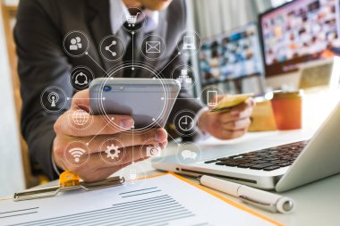 kredi kartı online banka ödeme ile tablet, dizüstü bilgisayar ve holding smartphone kullanarak el yakın iletişim ağı, internet kablosuz uygulama geliştirme eşitleme uygulama, sanal grafik simge diyagramı 