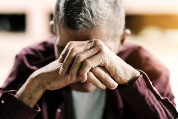 Uomo Anziano Che Copre Viso Con Suo Tono Hands Vintage — Foto Stock