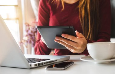 işkadını el kullanarak akıllı telefon, tablet ödemeler online alışveriş, omni kanal, dijital tablet klavye bilgisayar Bürosu'nda güneş ışığı yerleştirme