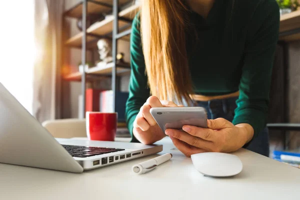 Podnikatelka Ručně Pomocí Chytrého Telefonu Tabletu Platby Online Nakupování Omni — Stock fotografie