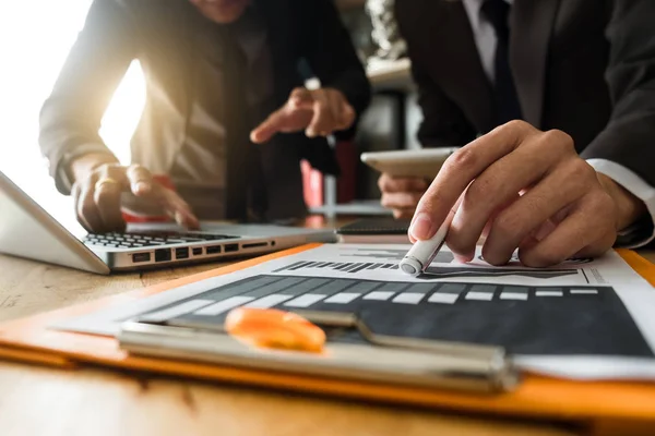 Geschäftsmann Bei Der Präsentation Mit Kollegen Und Tablet Computer Büro — Stockfoto